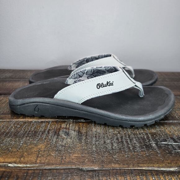 NEW OluKai Ohana Mens Size 7 Slip On Flip Flops Beach Sandals Foam Gray Black - Picture 1 of 11